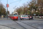 Wien Wiener Linien SL 1 (E2 4012 (SGP 1978)) I, Innere Stadt, Universitätsring / Rathauspark / Volkspark am 18. Oktober 2018. - Am Donnerstag dem 18. Oktober sperrte die Polizei Teile der Inneren Stadt, u.a. die Ringstraße, ab, so dass nur die öffentlichen Verkerhsmittel, vor allem die Straßenbahnlinien, dort fahren konnten. Verspätungen waren leider nicht ganz zu vermeiden, den Straßenbahnfotografen gaben die Absperrungen durch die Polizei aber eine gute Möglichkeit, die Straßenbahnlinien auf der Ringstraße zu knipsen, ohne die vielen Autos, die normalerweise die Ringstraße wie eine Stadtautobahn benutzen, auf den Fotos mitzubekommen.