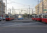 Wien Wiener Linien SL D (E2 4029 + c5 1429) / SL 71 (E2 4303 (?) + c5 15xx) I, Innere Stadt / III, Landstraße, Schwarzenbergplatz / Lothringerstraße. - Am Ende des Platzes befinden sich der Hochstrahlbrunnen, der anlässlich der Fertigstellung der 1. Wiener Hochwasserleitung im Jahre 1873 errichtet wurde, und das 1945 errichtete Heldendenkmal der Roten Armee.