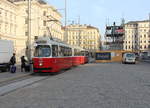 Wien Wiener Linien SL 71 (E2 4324 + c5 1476 (Bombardier-Rotax 1990 bzw. 1987)) I, Innere Stadt, Schwarzenbergplatz am Morgen des 15. Oktober 2018. - Mehrere Paläste umgeben den Platz und auf dem Platz steht das 1867 vom Bildhauer Ernst Hähnel geschaffene Reiterdenkmal des Karl Philipp Fürst zu Schwarzenberg (1771 - 1860), des Oberfehlshabers in der Völkerschlacht 1813 bei Leipzig - dieses Denkmal wird z.Z. restauriert.