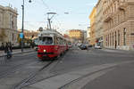 Wien Wiener Linien SL 49 (E1 4552 + c4 1336) I, Innere Stadt, Bellariastraße / Hansenstraße am 15. Oktober 2018. - Hersteller der beiden Wagen: Bombardier-Rotax, vorm. Lohnerwerke, in Wien-Floridsdorf. Baujahre: 1976 (E1 4552) und 1975 (c4 1336). - Seit 1869 hat die Bellariastraße ihren Namen; benannt wurde sie nach der Bellaria, einem Vorbau der Hofburg. - Die Hansenstraße wurde 1894 nach dem dänisch-österreichischen Architekten Theophil Eduard Freiherr von Hansen (1813-1891) benannt; unter seinen Werken sind u.a. das Parlamentsgebäude und die Börse.