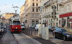 Wien Wiener Linien SL 49 (E1 4554 + c4 1356) I, Innere Stadt, Bellariastraße am Morgen des 15. Oktober 2018. - Sowohl der Tw als auch der Bw wurden 1976 von Bombardier-Rotax gebaut. - 1869 bekam die Bellariastraße ihren heutigen Namen; sie wurde nach der Bellaria, einem Vorbau der Hofburg, benannt.