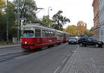 Wien Wiener Linien SL 49 (E1 4552 + c4 1336) I, Innere Stadt, Schmerlingplatz am Morgen des 18. Oktober 2018. - Hersteller der beiden Wagen: Bombardier-Rotax, vorm. Lohnerwerke, in Wien-Floridsdorf. Baujahre: 1976 (E1 4552) und 1975 (c4 1336). - Der Schmerlingplatz wurde 1893 nach dem Juristen Anton Ritter von Schmerling (1805-1893) benannt; Schmerling war 1849-1851 Justizminister und 1860-1865 Ministerpräsident. 