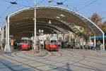 Wien Wiener Linien Straßenbahnhaltestelle Urban-Loritz-Platz am 19. Oktober 2018: Links hält ein Zug (E2 + c5 1499) der SL 6 in Richtung Burggasse-Stadthalle, in der Mitte hält eine E1+c4-Garnitur (E1 4558 + c4 1351) auf der SL 49 in Richtung Hütteldorf.