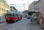 Wien Wiener Linien SL 49 (E1 4558 + c4 1351) XIV, Penzing, Hütteldorf, Linzer Straße / Satzberggasse am 17. Oktober 2018. - Hersteller und Baujahr der beiden Wagen: Bombardier-Rotax, vormals Lohnerwerke, in Wien-Floridsdorf 1976. - Die Satzberggasse führt auf den 435m hohen Satzberg.