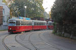 Wien Wiener Linien SL 49 (E1 4549 + c4 1359) XIV, Penzing, Hütteldorf, Endstation Bujattigasse (Schleife) am 19. Oktober 2018. - Hersteller der beiden Wagen: Bombardier-Rotax (vorm. Lohnerwerke) in Wien-Floridsdorf. Baujahre: 1975 (E1 4549) und 1976 (c4 1359). - Die Bujattigasse erhielt 1898 ihren Namen nach dem Hütteldorfer Seidenwarenfabrikanten, Hausbesitzer und Wohltäter Franz Bujatti (1813 bis 1897).