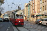 Wien Wiener Linien SL 49 (E1 4540 + c4 1363) XIV, Penzing, Hütteldorf, Linzer Straße am 19. Oktober 2018. - Hersteller der beiden Wagen: Bombardier-Rotax, vorm. Lohnerwerke, in Wien-Floridsdorf. Baujahre: 1975 (E1 4540) und 1976 (c4 1363).