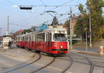 Wien Wiener Linien SL 49: E1 4558 mit dem Bw c4 1351 verlässt am 17.