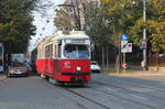 Wien Wiener Linien SL 49 (E1 4539 + c4 1357) XIV, Penzing, Hütteldorfer Straße / Matznergasse am 19. Oktober 2018. - Hersteller und Baujahre der Straßenbahnfahrzeuge: Bombardier-Rotax, vorm. Lohnerwerke, in Wien-Floridsdorf, 1974 (E1 4539) und 1976 (c4 1357). - Benannt wurde die Matznergasse 1899 nach Josef Matzner (1822 bis 1907), der Bezirksrichter von Hietzing und Landesgerichtsrat gewesen war.