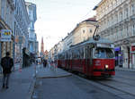 Wien Wiener Linien: Der E1 4540 mit dem Bw c5 1363 als Sonderzug (eine Garnitur der SL 49 auf Leerfahrt in Richtung Urban-Loritz-Platz) in der Märzstraße (im 15. Bezirk) am 16. Oktober 2018. - Hersteller und Baujahre der Straßenbahnfahrzeuge: Bombardier-Rotax, vorm. Lohnerwerke, 1975 (E1 4540) und 1976 (c5 1363). 