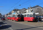 Wien Wiener Linien SL 49: Der GT6 E1 4549 mit dem Bw c4 1359 hat gerade die Station Deutschordenstraße in Richtung Dr-Karl-Renner-Ring (Endstation Ring / Volkstheater) verlassen, während ein Zug bestehend aus dem nicht sichtbaren E1 4539 und dem Bw c4 1357 eben die Station in Richtung Hütteldorf (Endstation Hütteldorf, Bujattigasse) verlässt. - Die Station (oder Haltestelle) Deutschordenstraße befindet sich in der Linzer Straße am Allianz-Stadion im 14. Stadtbezirk Penzing. Datum: 15. Feber 2019.