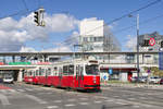 Heute pendelten aufgrund des Tag der offenen Türe im neuen Krankenhaus Nord insgesamt vier E2+c5 Garnituren zwischen Floridsdorf und der Schleife Gerasdorfer Straße. E2 4069 mit c5 1469 auf der Linie 31 nach der Haltestelle Brünner Straße mit dem KH Nord im Hintergrund, 06.04.2019