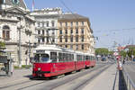 Am 15. April 2019 erreicht E1 4536 mit c4 1337 als Linie 49 die Haltestelle Volkstheter. 