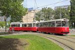 Wien Wiener Linien SL 2 (E2 4021 (SGP 1979) + c5 1421 (Bombardier-Rotax 1978)) I, Innere Stadt, Julius-Raab-Platz / Franz-Josefs-Kai am 11. Mai 2019.