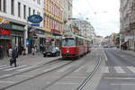 Wien Wiener Linien SL 5 (E2 4040 (SGP 1980)) IX, Alsergrund, Währinger Straße / Berggasse / Schwarzspanierstraße (Hst. Schwarzspanierstraße) am 9. Mai 2019. - Da die Straßenbahnlinien 5 und 33 - wegen eines Verkehrsunfalles in der Spitalgasse - diese Straße zeitweilig nicht benutzen konnten, mussten die Züge in Richtung Westbahnhof (SL 5) und U-Bahnhof Josefstädter Straße (SL 33) über die Währinger Straße bis Schottentor umgeleitet werden. Der Zug auf dem Bild hat eben die Endstation Schottentor verlassen und kehrt wieder zum Praterstern zurück. 