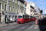 Wien Wiener Linien SL 49 (E1 4542 + c4 1363 (Bombardier-Rotax, vorm. Lohnerwerke, 1975 bzw. 1976)) VII, Neubau, Hst. Westbahnstraße / Kaiserstraße am 10. Mai 2019. - In der Westbahnstraße und im Umfeld dieser Straße findet der Fotograf eine Reihe von Geschäften, die Artikel für sowohl die digitale als die analoge Fotografie anbieten.