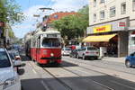 Wien Wiener Linien SL 49 (E1 4538 + c4 1360 (Bombardier-Rotax, vorm. Lohnerwerke, 1974 bzw. 1976)) XIV, Penzing / XV, Rudolfsheim-Fünfhaus, Rudolfsheim, Hütteldorfer Straße / Flachgasse am 10. Mai 2019. - Der Gemischtwarenhändler Karl Flach (1772 bis 1868) war der letzte Ortsrichter von Penzing; nach ihm erhielt die Flachgasse 1871 ihren Namen.