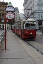 Wien Wiener Linien SL 49: Die E1+c4-Garnitur bestehend aus dem E1 4539 und dem c4 1342 erreicht am Nachmittag des 9. Mai 2019 die Haltestelle Volkstheater in der Burggasse. - Hersteller der Straßenbahnfahrzeuge: Bombardier-Rotax, vorm. Lohnerwerke. Baujahre: E1 4539: 1974; c4 1342: 1975.