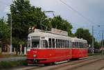 Museumsgarnitur 548 + 1852 als Zubringer zum Tramwaytag 2019 in der Simmeringer Hauptstraße. (11.05.2019)