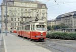 Wien: Die Wiener Straßenbahnen vor 50 Jahren: SL 44 (E 4401) I, Innere Stadt, Schottentor / Universitätsstraße am 27. August 1969. - Der GT6 E 4401 war der erste der Gelenktriebwagen dieses Typs. Er wurde 1959 von den Lohnerwerken gebaut und geliefert. - Scan eines Farbnegativs. Film: Kodak Kodacolor X. Kamera: Kodak Retina Automatic II.