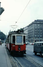 Wien: Die Wiener Straßenbahnen vor 50 Jahren: SL J (L1 2596 (Grazer Waggonfabrik 1921 als L, 1929 in L1 umgebaut)) I, Innere Stadt, Opernring / Kärntner Straße / Staatsoper im August