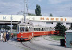 Wien: Die Wiener Straßenbahnen vor 50 Jahren: SL E2 (L4 558 + l3 1854 + l3) II, Leopoldstadt, Praterstern / Franzensbrückenstraße / Helenengasse am 29. August 1969. - Hersteller und Baujahre der Straßenbahnfahrzeuge: SGP, 1961 (L4 558) und Gräf & Stift, 1959 - 1962 (die Beiwagen des Typs l3). Im Hintergrund, auf der anderen Seite der Bahn, sieht man einen kleinen Teil des Prater Riesenrades, eines der Wahrzeichen Wiens. - Scan eines Diapositivs. Film: Kodak Ektachrome. Kamera: Canon Canonet QL28. 