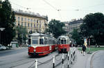 Wien: Die Wiener Straßenbahen vor 50 Jahren: SL E2 (L4 570 + l3 + l3) / SL G2 (E1 4666) I, Innere Stadt / IV, Wieden, Friedrichstraße / Karlsplatz im August 1969. - SGP baute den L4 570 1961 und den E1 4666 1967. - Der Zug der SL E2 fährt Richtung Gersthof, Herbeckstraße, während der E1 4666 auf der SL G2 in Richtung Radetzkystraße (Kolonitzgasse / Matthäusgasse) fährt. - Scan eines Diapositivs. Film: AGFA CT 18. Kamera: Canon Canonet QL28.