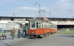 Wien: Die Wiener Straßenbahnen vor 50 Jahren: Motiv: M 4125 mit c3 1106 als SL 5. Ort: II, Leopoldstadt, Praterstern. Datum: 29. August 1969. - Hersteller und Baujahre der Straßenbahnfahrzeuge: Simmeringer Waggonfabrik 1929 (M 4125); Lohnerwerke 1959 (c3 1106). - Scan eines Farbnegativs. Film: Kodak Kodacolor X. Kamera: Kodak Retina Automatic II. - Zur Kamera Kodak Retina Automatic II. Diese Kamera wurde im Frühling 1968 als Gebrauchtkamera angeschafft. Technische Auskünfte: Objektiv: Schneider, Kreuznach; Linse: Retina-Xenar f2,8, 45mm. Lichtmesser: Gössen. Deutsches Erzeugnis, im Verhältnis zu meinen ersten japanischen Kameras eine bessere Qualität und viel robuster. Bis 1976 dauerhafte Verwendung für entweder Negativ- oder Diapositivfilme, vom Frühling 1976 bis August 2010 Ersatzkamera. 