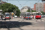 Viergleisig -     Straßenbahnhaltestelle Schwedenplatz in Wien.