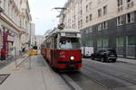 Wien Wiener Linien SL 49: Die Garnitur bestehend aus dem E1 4539 und dem c4 1357 (Bombardier-Rotax 1974 bzw. 1976) erreicht am Morgen des 18. Oktober 2019 die Haltestele  Stiftgasse  in der Siebensterngasse (im 7. Stadtbezirk, Neubau). - In der Morgen-HVZ dieses Tages waren noch zwei andere E1+c4-Garnituren auf dem 49er in Betrieb, E1 4542 mit dem c4 1360 und E1 4548 mit dem c4 1356.