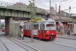 Wien Wiener Stadtwerke-Verkehrsbetriebe (WVB) / Wiener Linien: Gelenktriebwagen des Typs E1: Der E1 4464 (Lohner 1967) auf der SL 40 hält eines Tages im Juli 1992 in der Station Gersthof (XVIII, Währing, Gersthof). - Die GT6 des Typs E1 verkehren seit Ende Januar 1967. Die Lohner-Werke, ab 1973 Bombardier-Rotax vorm. Lohner, in Wien-Floridsdorf bauten in den Jahren 1967 bis 1976 die Tw 4461-4560, während SGP in Wien-Simmering ab 1966 bis 1976 die Tw 4631-4868 herstellte. - Neuer Scan eines Farbnegativs. Film: Kodak Gold 200. Kamera: Minolta XG-1.