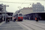 Wien Wiener Stadtwerke-Verkehrsbetriebe / Wiener Linien: Gelenktriebwagen des Typs E1: Der E1 4465 (Lohner 1967) auf der SL 67 hält im Oktober 1978 in der Station Reumannplatz (X, Favoriten). - Neuer Scan eines Diapositivs. Film: Kodak Ektachrome. Kamera: Leica CL.