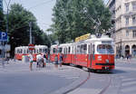 Wien Wiener Stadtwerke-Verkehrsbetriebe / Wiener Linien: Gelenktriebwagen des Typs E1: Der E1 4466 (Lohner 1967) auf der SL D biegt am 28. Juli 1994 vom Ring in den Schwarzenbergplatz (I, Innere Stadt). - Neuer Scan eines Farbnegativs. Film: Scotch 200. Kamera: Minolta XG-1.