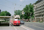 Wien Wiener Stadtwerke-Verkehrsbetriebe / Wiener Linien: Gelenktriebwagen des Typs E1: E1 4488 (Lohnerwerke 1968) als SL AK. Ort: Opernring. Datum: 16. Juli 1974. - Neuer Scan eines Farvenegativs. Film: Kodak Kodacolor II. Kamera: Kodak Retina Automatic II.