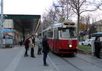 Wien Wiener Linien SL 5 (E2 4075 + c5 1475) VII, Neubau, Neubaugürtel / Westbahnhof am 30. November 2019.