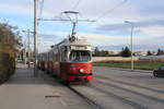 Wien Wiener Linien SL 26 (E1 4833 (SGP 1975) + c4 1323 (Bombardier-Rotax, vorm. Lohnerwerke, 1974)) XXII, Donaustadt, Aspern, Hausfeldstraße am 29. November 2019. 