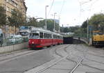 Wien Wiener Stadtwerke-Verkehrsbetriebe / Wiener Linien: Gelenktriebwagen des Typs E1: Motiv: E1 4510 + c3 1207 auf der SL 6. Ort: Rampe zur U-Strab-Strecke / Margaretengürtel / Siebenbrunnengasse. Datum: 12. Oktober 2015. - Hersteller und Baujahre der Straßenbahnfahrzeuge: Lohnerwerke 1972 bzw. 1960.