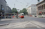 Wien Wiener Stadtwerke-Verkehrsbetriebe / Wiener Linien: Gelenktriebwagen des Typs E1: Motiv: E1 4513 auf der SL J. Ort: I, Innere Stadt, Opernring / Staatsoper / Kärntner Straße. Datum: 28. Juli 1994. - Scan eines Farbnegativs. Film: Scotch 200. Kamera: Minolta XG-1. 