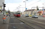 Wien Wiener Stadtwerke-Verkehrsbetriebe / Wiener Linien: Gelenktriebwagen des Typs E1: Am 22. März 2016 fährt der E1 4521 mit dem Bw c4 1372 auf der SL 6 in der Simmeringer Hauptstraße in Richtung Kaiserebersdorf. - Hersteller und Baujahre des Straßenbahnfahrzeuge: Lohnerwerke 1973 (E1 4521); Bombardier-Rotax, vorm. Lohnerwerke, 1977 (c4 1372).