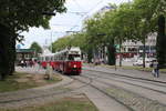 Wien Wiener Stadtwerke-Verkehrsbetriebe / Wiener Linien: Gelenktriebwagen des Typs E1: E1 4522 + c3 1267 als SL 6 am Westbahnhof. Datum: 30. Juni 2015. - Hersteller der beiden Straßenbahnfahrzeuge: Lohnerwerke. Baujahre: 1973 bzw. 1961.