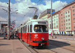 Wien Wiener Stadtwerke-Verkehrsbetriebe / Wiener Linien: Gelenktriebwagen des Typs E1: Am 21. März 2009 hält der E1 4523 auf der SL O in der Hst. Südbahnhof. - Hersteller und Baujahr des E1 4523: Lohnerwerke 1973.