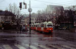 Wien Wiener Stadtwerke-Verkehrsbetriebe / Wiener Linien: Gelenktriebwagen des Typs E1: Motiv: E1 4530 + c3 1112 als SL J. Ort: Johann-Nepomuk-Berger-Platz. Aufnahmedatum: 19. März 2000. - Hersteller der Straßenbahnfahrzeuge: Bombardier-Rotax, vorm. Lohnerwerke (E1 4530); Lohnerwerke (c3 1112). Baujahre: 1973 bzw. 1959. - Neuer Scan eines Diapositivs. Film: Kodak Ektachrome ED-3. Kamera: Leica CL.