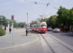 Wien Wiener Stadtwerke-Verkehrsbetriebe / Wiener Linien: Gelenktriebwagen des Typs E1: E1 4533 + c2 1068 auf der SL J Dr.-Karl-Renner-Ring / Parlament im August 1994. - Hersteller und Baujahre der Straßenbahnfahrzeuge: Bombardier-Rotax, vorm. Lohnerwerke, 1973 (E1 4533); Lohnerwerke 1957 (c2 1068). - Neuer Scan eines Farbnegativs. Film: Kodak Gold 200. Kamera: Minolta XG-1.