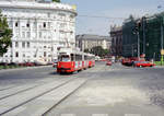 Wien Wiener Stadtwerke-Verkehrsbetriebe / Wiener Linien: Gelenktriebwagen des Typs E1: Eines Tages im August 1994 befindet sich eine E1+c3-Garnitur bestehend aus dem Tw E1 4542 und dem Bw c3 1241 am