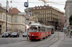 Wien Wiener Stadtwerke-Verkehrsbetriebe / Wiener Linien: Gelenktriebwagen des Typs E1: Motiv: E1 4559 als SL 49. Ort: VII, Neubau, Burggasse / Volkstheater / Museumsplatz / Museumstraße. Datum: 5. August 2010. - Hersteller des E1 4559: Bombardier-Rotax, vorm. Lohnerwerke. Baujahr: 1976. - Scan eines Farbnegativs. Film: Kodak FB 200-7. Kamera: Leica C2.