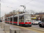 Wien. ULF 726 fährt hier die Ringstraße entlang, hier
beim Parlament. Das Foto wurde am 25.02.2020
aufgenommen, wo dieser auf der Linie 2 nach
Friedrich-Engels-Platz unterwegs war. 