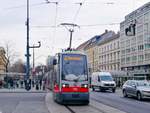 Wien. ULF 799 fuhr am 25.02.2020 auf der Linie 2,
hier bei der Wiener Staatsoper Richtung Dornbach. 