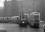 Wien Wiener Stadtwerke-Verkehrsbetriebe / Wiener Linien: Gelenktriebwagen des Typs E1: Am Morgen des 1. November 1975 trifft der E1 4632 auf der SL D/ (36) den M 4087 mit zwei Bw des Typs m3 auf der SL 35. Ort: IX, Alsergrund, Julius-Tandler-Platz / Franz-Josefs-Bahnhof. - Hersteller und Baujahre der Tw: SGP 1966 (E1 4632) / Lohnerwerke 1929 (M 4087). - Neuer Scan eines S/W-Negativs. Film: Kodak Tri X Pan Film. Kamera: Kodak Retina Automatic II.