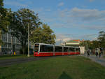 Anfang September 2019 wurden die neuen Fahrzeuge vom Typ D auf die Wiener Linie 6 versetzt. Am 9.9.2019 war D 303 auf dem Weg von der Geiereckstraße zur Burggasse und verlässt gerade die Haltestelle Margarethengürtel.