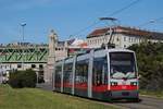 ULF A1 102 als Linie 18 auf der linken Wienzeile zwischen den Haltestellen Gumpendorfer Straße und Margaretengürtel. (07.05.2020)