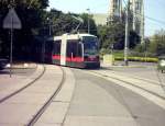 ULF 667 der Wiener Linien mit Straenbahnlinie 43   (Schottenring - Neuwaldegg)  kurz vor der Einfahrt Schottentor 19.06.2003  